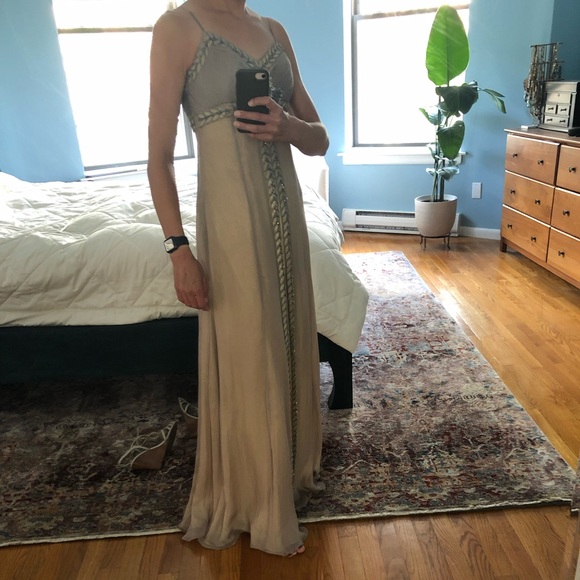 Gorgeous beaded gown - Picture 2 of 6